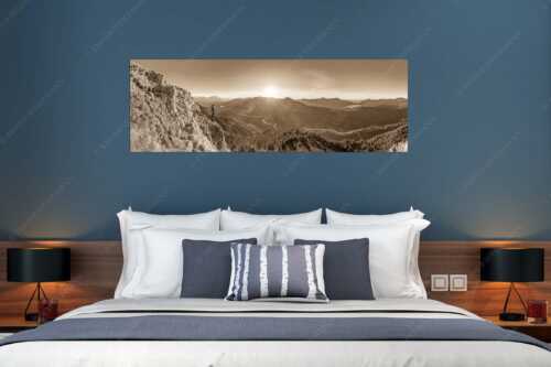 Blick übers Isartal und Walchensee in den Sonnenuntergang - Isartal und Walchensee - Größe ca. 180x60cm, Seitenverhältnis 3:1 - Bergsteiger blickt ins Obere Isartal - weitere Infos unter https://www.kriner-weiermann.de