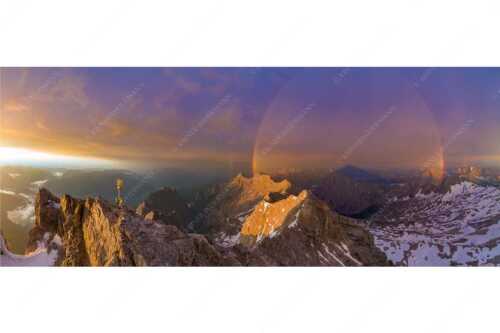 Bergsteiger am Zugspitzgipfel. Blick über Gipfel und Jubiläumsgrat zur Alpspitze - it is magic - Seitenverhältnis 2,5:1 - Zugspitz-Bergsteiger mit Regenbogen an Alpspitze - weitere Infos unter https://www.kriner-weiermann.de