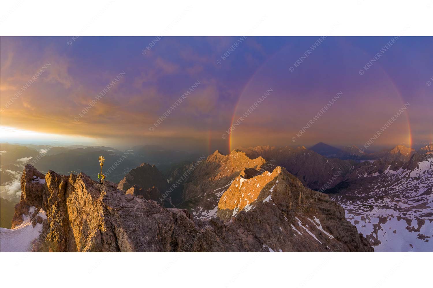 it is magic – Seitenverhältnis 2:1 — Zugspitz-Bergsteiger mit Regenbogen an Alpspitze Bergsteiger am Zugspitzgipfel. Blick über Gipfel und Jubiläumsgrat zur Alpspitze