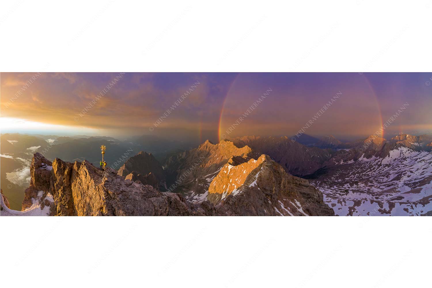 it is magic – Seitenverhältnis 3:1 — Zugspitz-Bergsteiger mit Regenbogen an Alpspitze Bergsteiger am Zugspitzgipfel. Blick über Gipfel und Jubiläumsgrat zur Alpspitze