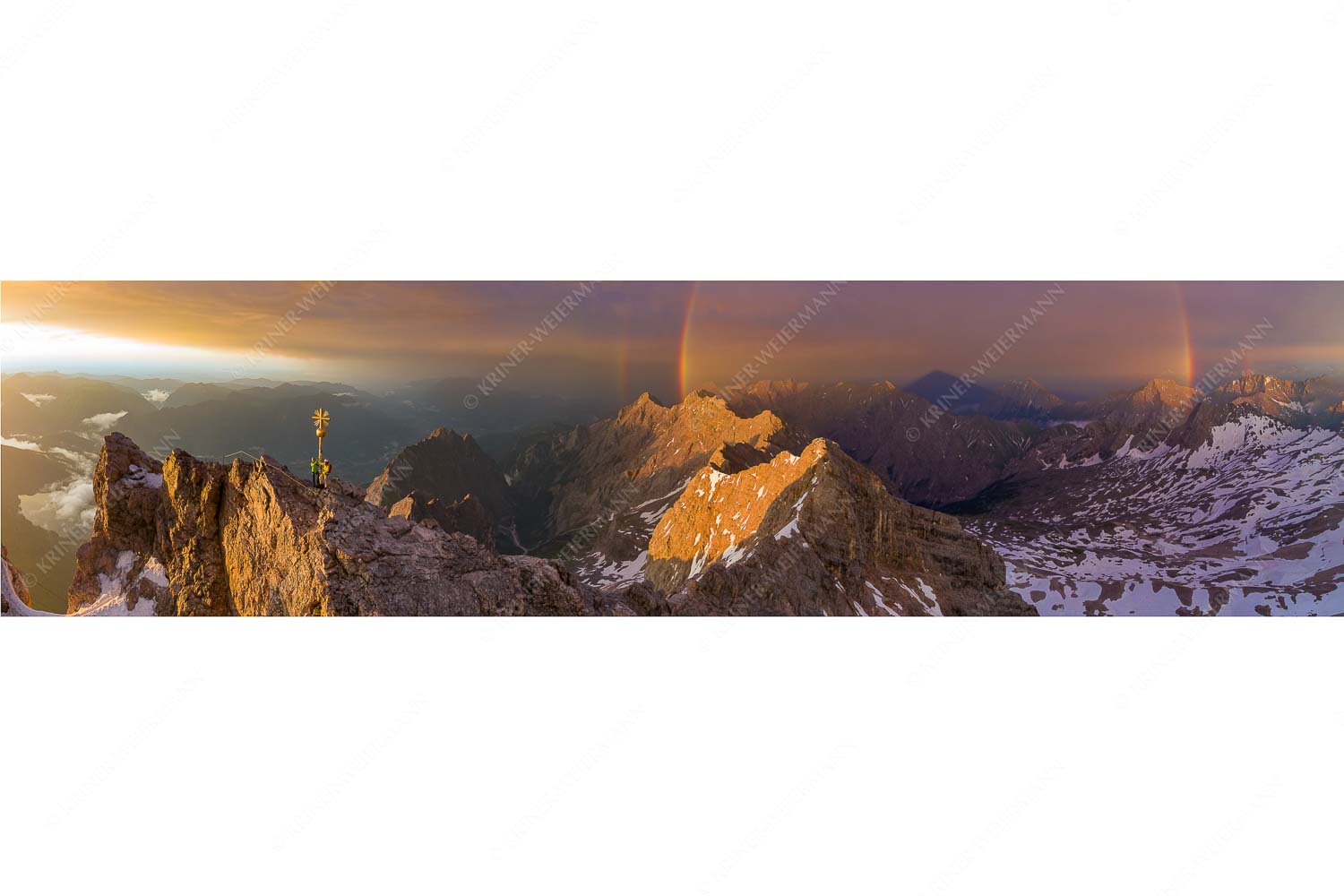 it is magic – Seitenverhältnis 4:1 — Zugspitz-Bergsteiger mit Regenbogen an Alpspitze Bergsteiger am Zugspitzgipfel. Blick über Gipfel und Jubiläumsgrat zur Alpspitze