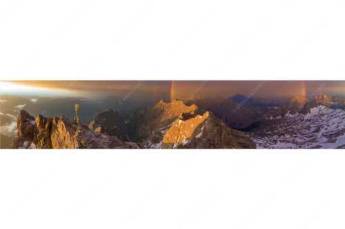 Bergsteiger am Zugspitzgipfel. Blick über Gipfel und Jubiläumsgrat zur Alpspitze - it is magic - Seitenverhältnis 5:1 - Zugspitz-Bergsteiger mit Regenbogen an Alpspitze - weitere Infos unter https://www.kriner-weiermann.de