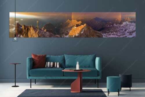 Bergsteiger am Zugspitzgipfel. Blick über Gipfel und Jubiläumsgrat zur Alpspitze - it is magic - Größe ca. 350x70cm, Seitenverhältnis 5:1 - Zugspitz-Bergsteiger mit Regenbogen an Alpspitze - weitere Infos unter https://www.kriner-weiermann.de