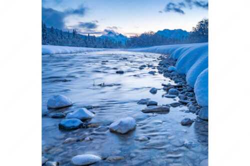 Blick über die Isar zu den Arnspitzen und dem Wettersteingebirge - Kaltes Wasser - Seitenverhältnis 1:1 - Winter und Schnee an der Isar - weitere Infos unter https://www.kriner-weiermann.de