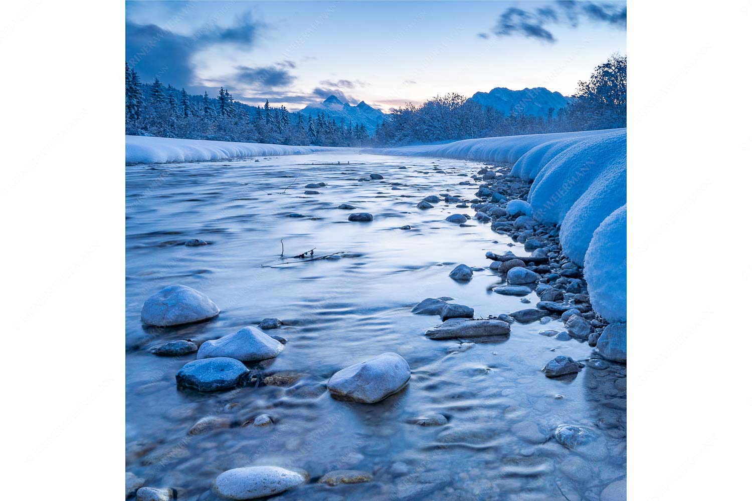 Kaltes Wasser – Seitenverhältnis 1:1 — Winter und Schnee an der Isar Blick über die Isar zu den Arnspitzen und dem Wettersteingebirge