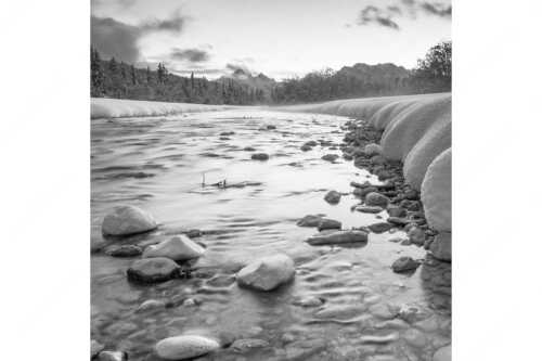 Blick über die Isar zu den Arnspitzen und dem Wettersteingebirge - Kaltes Wasser - Seitenverhältnis 1:1 - Winter und Schnee an der Isar - weitere Infos unter https://www.kriner-weiermann.de