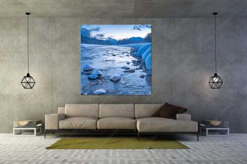 Blick über die Isar zu den Arnspitzen und dem Wettersteingebirge - Kaltes Wasser - Größe ca. 160x160cm, Seitenverhältnis 1:1 - Winter und Schnee an der Isar - weitere Infos unter https://www.kriner-weiermann.de