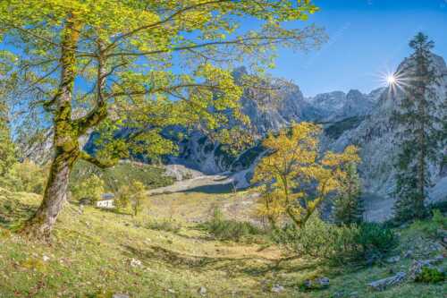 Letzte Sonne im Oberreintal im Wetterstein - Keiner mehr da! - Seitenverhältnis 3:2 - Herbst Ahorn mit Oberreintalhütte - weitere Infos unter https://www.kriner-weiermann.de