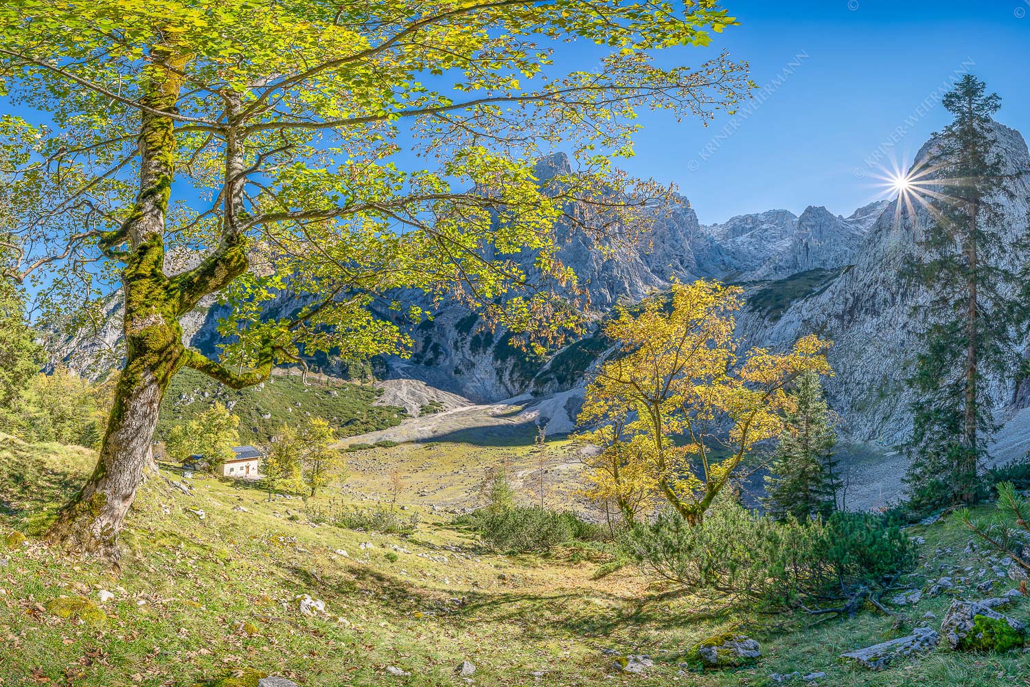 Letzte Sonne im Oberreintal im Wetterstein - Keiner mehr da! - Seitenverhältnis 3:2 - Herbst Ahorn mit Oberreintalhütte - weitere Infos unter https://www.kriner-weiermann.de