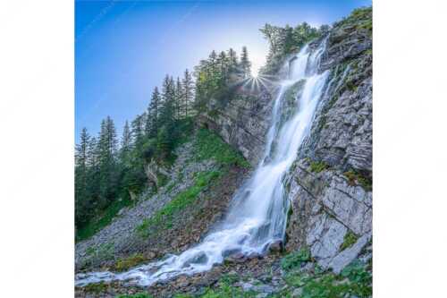 Unterhalb der Soiernhütte fällt dieser eiskalte und klare Wasserfall in das Fischbachtal - Klarer Fall - Seitenverhältnis 1:1 - Wasserfall im Soierngebirge - weitere Infos unter https://www.kriner-weiermann.de