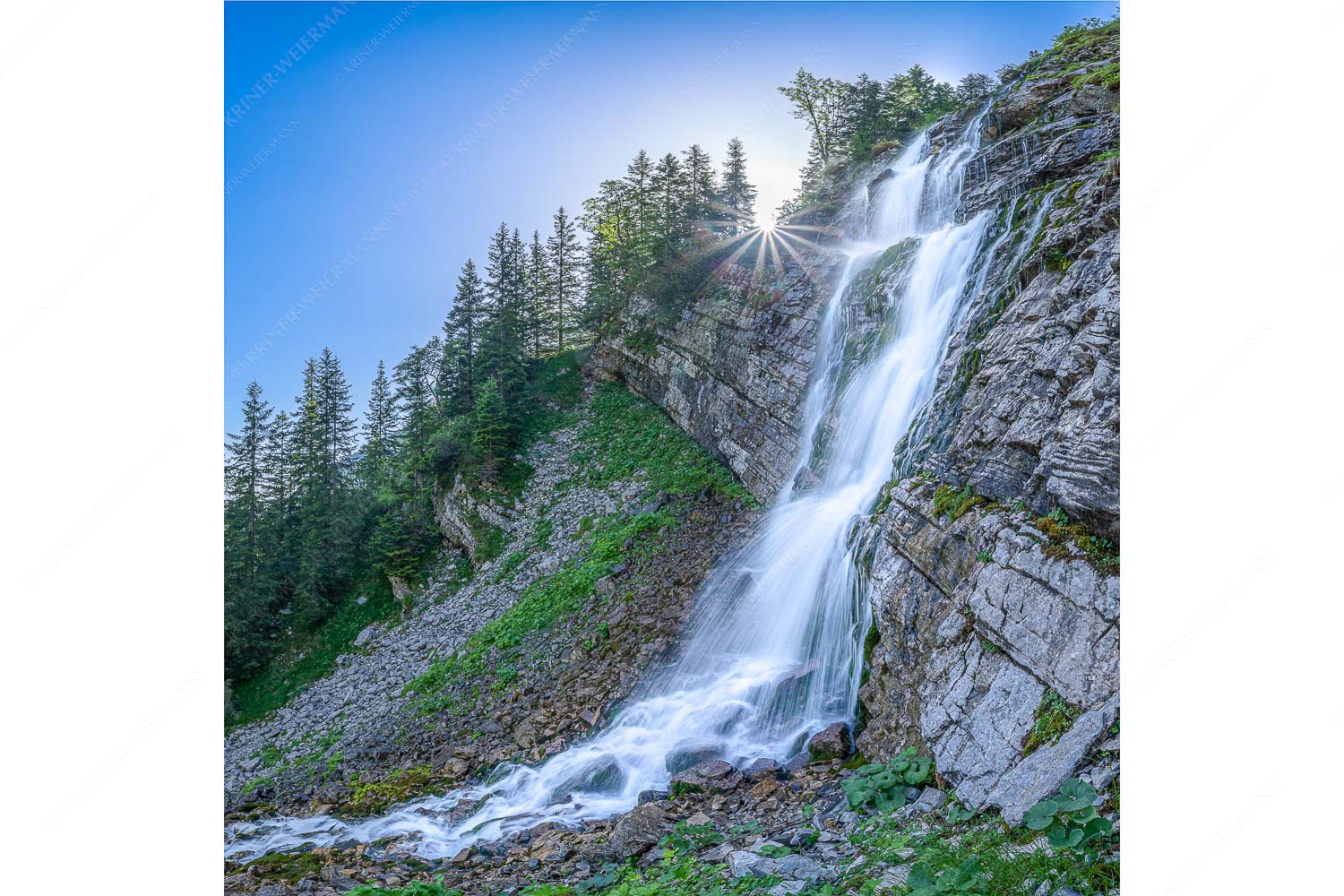 Klarer Fall – Seitenverhältnis 1:1 — Wasserfall im Soierngebirge Unterhalb der Soiernhütte fällt dieser eiskalte und klare Wasserfall in das Fischbachtal