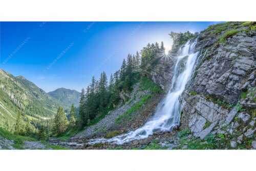 Unterhalb der Soiernhütte fällt dieser eiskalte und klare Wasserfall in das Fischbachtal - Klarer Fall - Seitenverhältnis 2:1 - Wasserfall im Soierngebirge - weitere Infos unter https://www.kriner-weiermann.de