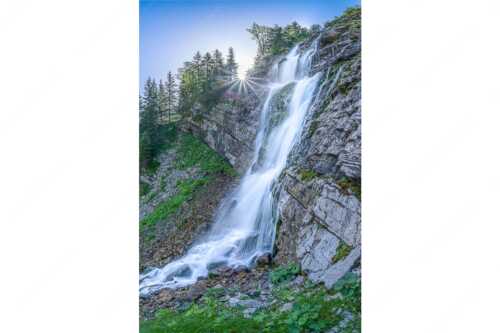 Unterhalb der Soiernhütte fällt dieser eiskalte und klare Wasserfall in das Fischbachtal - Klarer Fall - Seitenverhältnis 2:3 - Wasserfall im Soierngebirge - weitere Infos unter https://www.kriner-weiermann.de