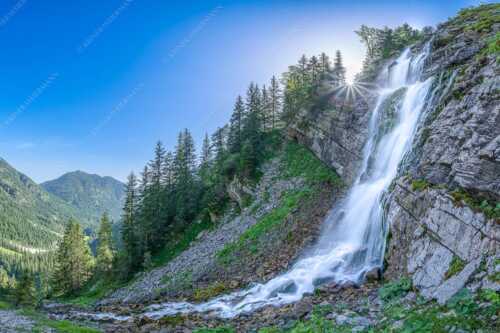 Unterhalb der Soiernhütte fällt dieser eiskalte und klare Wasserfall in das Fischbachtal - Klarer Fall - Seitenverhältnis 3:2 - Wasserfall im Soierngebirge - weitere Infos unter https://www.kriner-weiermann.de