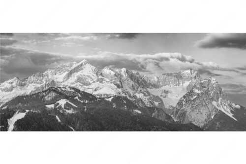 Blick auf Zugspitzmassiv mit Alpspitze, Zugspitze und Waxenstein - Klassikerkette - Seitenverhältnis 2,5:1 - Alpspitze Zugspitze und Waxenstein - weitere Infos unter https://www.kriner-weiermann.de