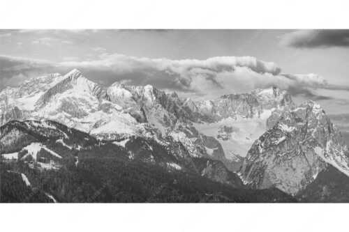 Blick auf Zugspitzmassiv mit Alpspitze, Zugspitze und Waxenstein - Klassikerkette - Seitenverhältnis 2:1 - Alpspitze Zugspitze und Waxenstein - weitere Infos unter https://www.kriner-weiermann.de