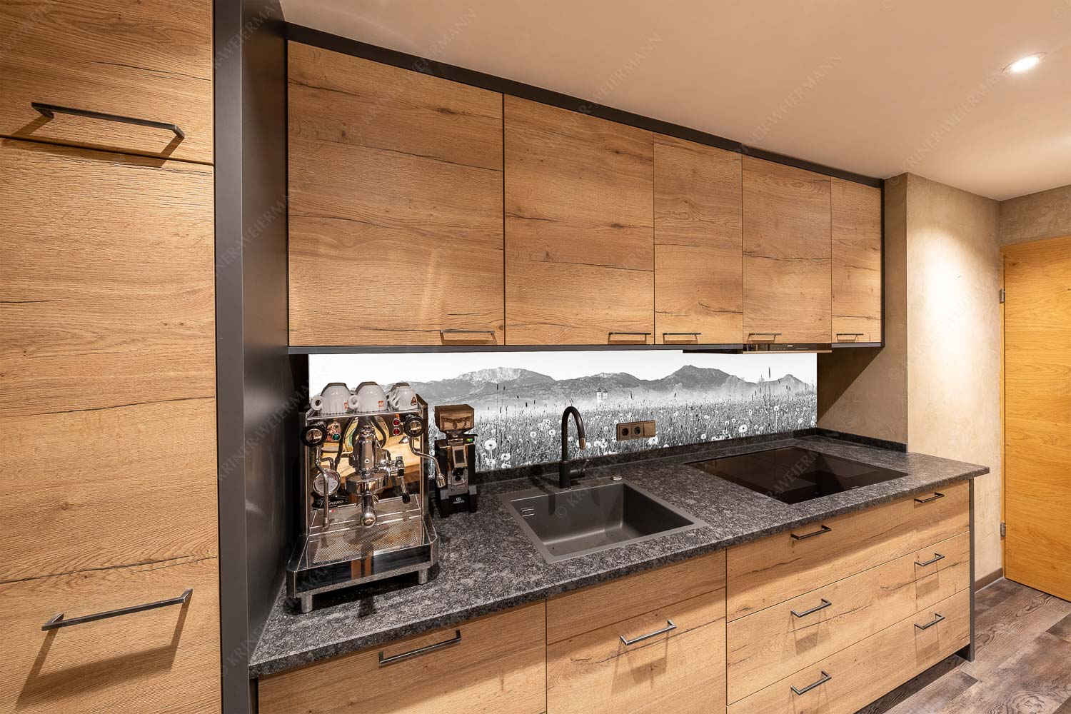 Kloster Benediktbeuern mit Benediktenwand im Hintergrund - Klosters Vorgarten - Größe ca. 270x54cm, Seitenverhältnis 5:1 - Löwenzahn Benediktbeuern Benediktenwand - weitere Infos unter https://www.kriner-weiermann.de