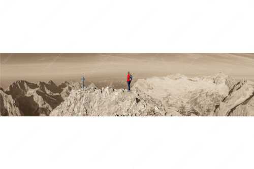 Blick über Hochwannergipfel zu den Mieminger Bergen - Kluft - Seitenverhältnis 4:1 - Bergsteigerin am Hochwanner Gipfel - weitere Infos unter https://www.kriner-weiermann.de