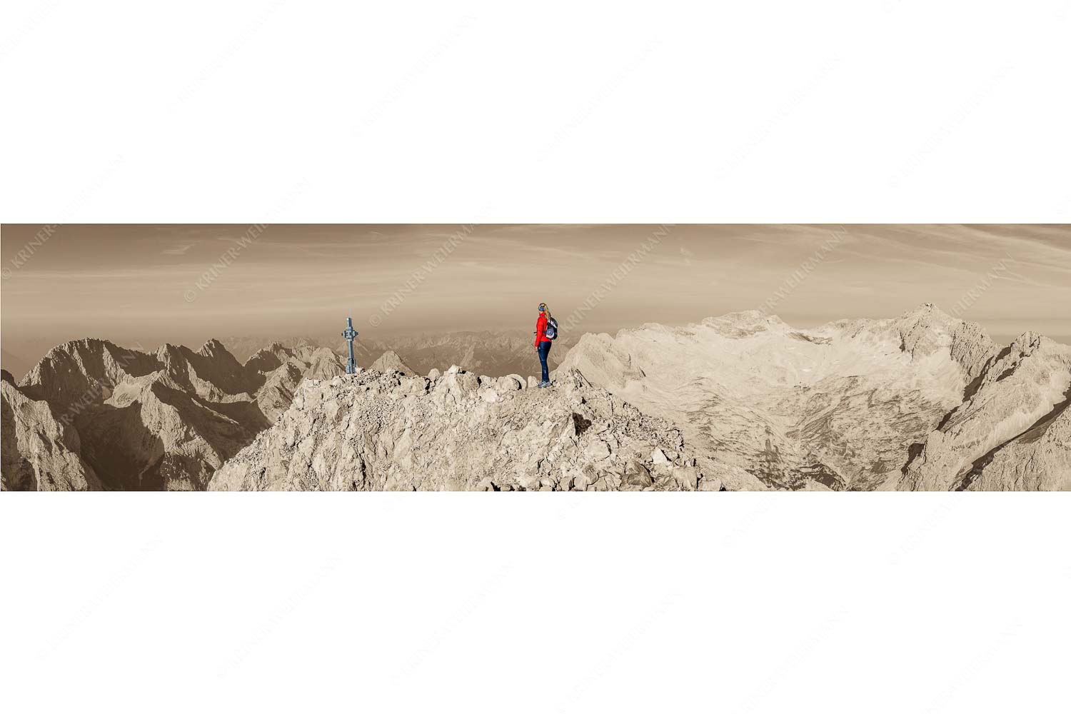 Kluft – Seitenverhältnis 4:1 — Bergsteigerin am Hochwanner Gipfel Blick über Hochwannergipfel zu den Mieminger Bergen