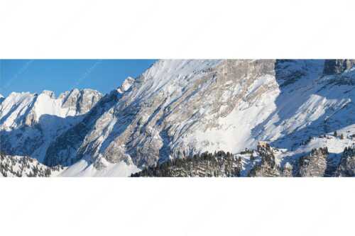 Schachenschloss auf der Wetterstein-Nordseite strahlt in der Wintersonne - Königlich - Seitenverhältnis 3:1 - Schachenschloss im Winter - weitere Infos unter https://www.kriner-weiermann.de