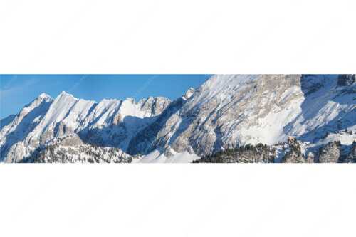 Schachenschloss auf der Wetterstein-Nordseite strahlt in der Wintersonne - Königlich - Seitenverhältnis 4:1 - Schachenschloss im Winter - weitere Infos unter https://www.kriner-weiermann.de