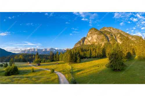 Blick über Reschbergwiesen zum Königsstand und Wettersteingebirge - Königsstand - Seitenverhältnis 2:1 - Heustadel Kramer und Wetterstein - weitere Infos unter https://www.kriner-weiermann.de