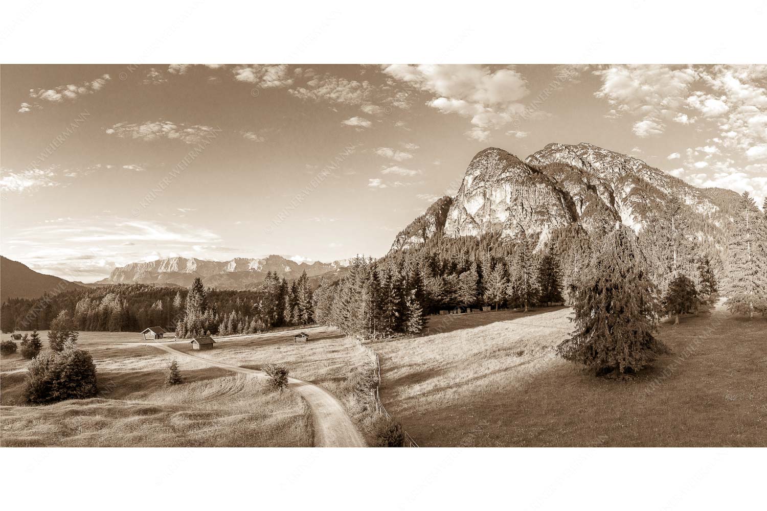 Königsstand – Seitenverhältnis 2:1 — Heustadel Kramer und Wetterstein Blick über Reschbergwiesen zum Königsstand und Wettersteingebirge