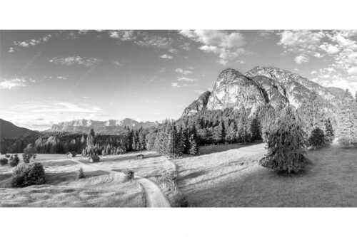 Blick über Reschbergwiesen zum Königsstand und Wettersteingebirge - Königsstand - Seitenverhältnis 2:1 - Heustadel Kramer und Wetterstein - weitere Infos unter https://www.kriner-weiermann.de
