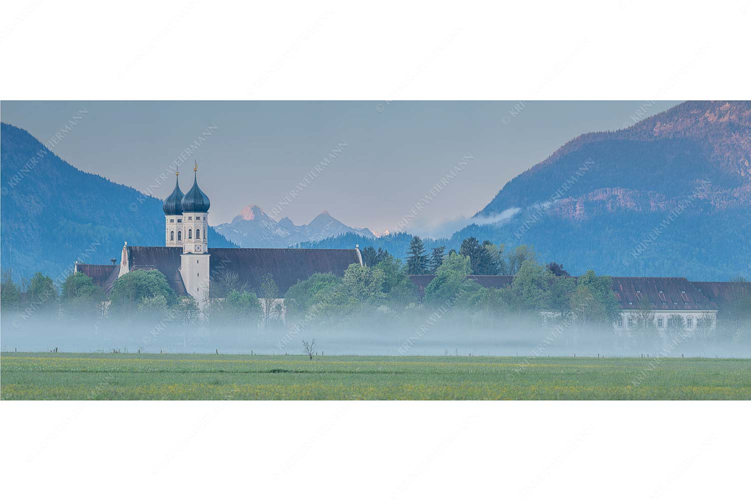 Kontemplation – Seitenverhältnis 2,5:1 — Kloster Benediktbeuern Morgenstimmung am Kloster in Benediktbeuern mit Blick auf die Arnspitzen