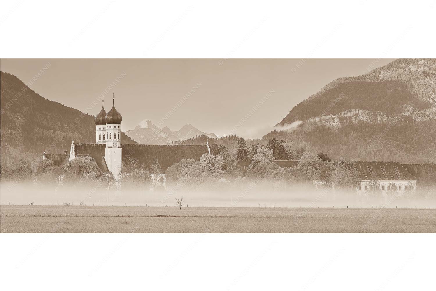 Kontemplation – Seitenverhältnis 2,5:1 — Kloster Benediktbeuern Morgenstimmung am Kloster in Benediktbeuern mit Blick auf die Arnspitzen