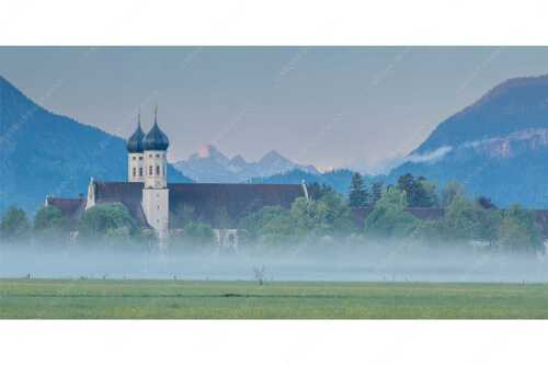 Morgenstimmung am Kloster in Benediktbeuern mit Blick auf die Arnspitzen - Kontemplation - Seitenverhältnis 2:1 - Kloster Benediktbeuern - weitere Infos unter https://www.kriner-weiermann.de
