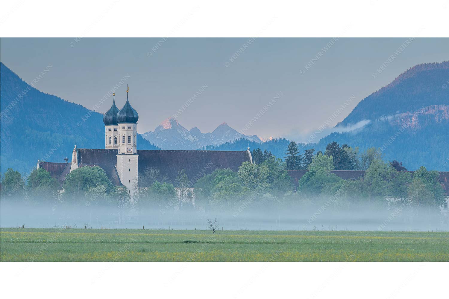 Kontemplation – Seitenverhältnis 2:1 — Kloster Benediktbeuern Morgenstimmung am Kloster in Benediktbeuern mit Blick auf die Arnspitzen