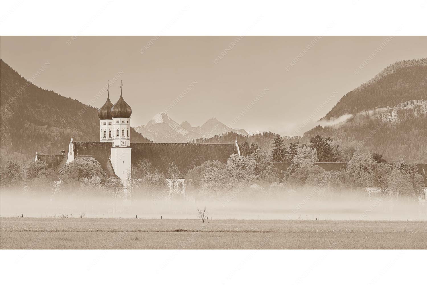 Morgenstimmung am Kloster in Benediktbeuern mit Blick auf die Arnspitzen