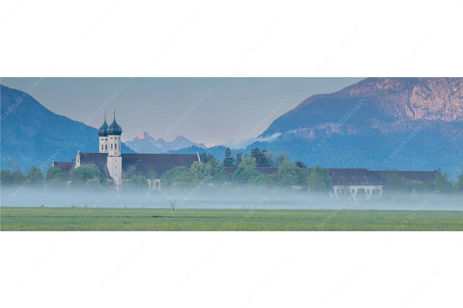 Kontemplation – Seitenverhältnis 3:1 — Kloster Benediktbeuern Morgenstimmung am Kloster in Benediktbeuern mit Blick auf die Arnspitzen