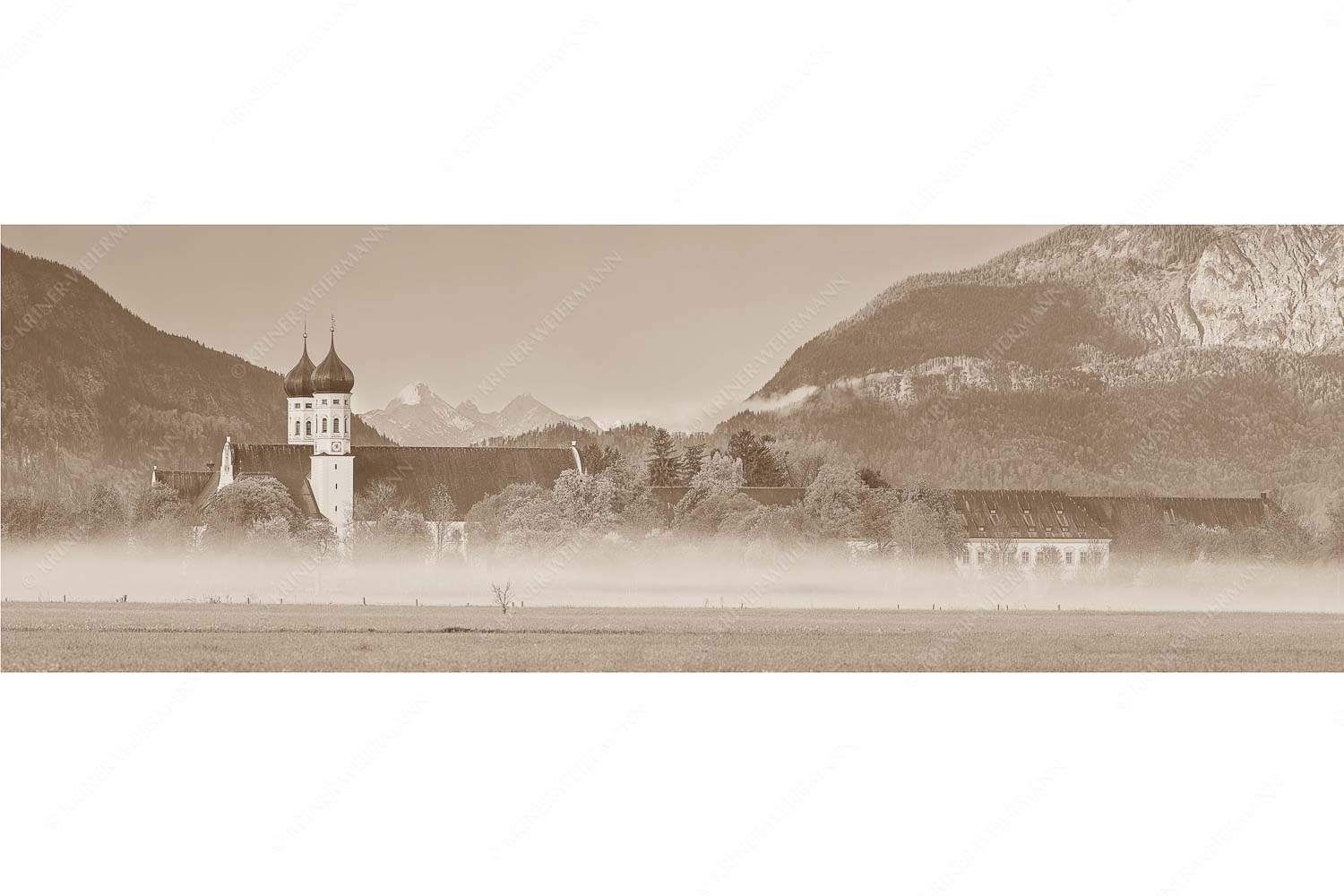 Kontemplation – Seitenverhältnis 3:1 — Kloster Benediktbeuern Morgenstimmung am Kloster in Benediktbeuern mit Blick auf die Arnspitzen