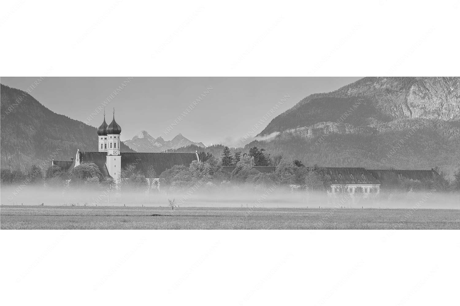 Kontemplation – Seitenverhältnis 3:1 — Kloster Benediktbeuern Morgenstimmung am Kloster in Benediktbeuern mit Blick auf die Arnspitzen