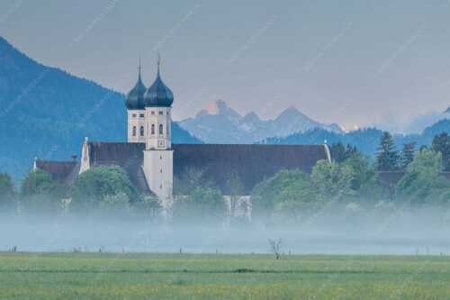 Morgenstimmung am Kloster in Benediktbeuern mit Blick auf die Arnspitzen - Kontemplation - Seitenverhältnis 3:2 - Kloster Benediktbeuern - weitere Infos unter https://www.kriner-weiermann.de