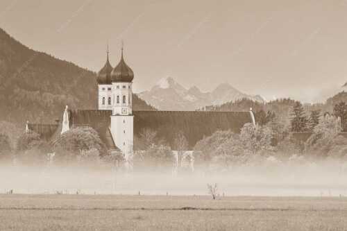 Morgenstimmung am Kloster in Benediktbeuern mit Blick auf die Arnspitzen - Kontemplation - Seitenverhältnis 3:2 - Kloster Benediktbeuern - weitere Infos unter https://www.kriner-weiermann.de