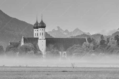 Morgenstimmung am Kloster in Benediktbeuern mit Blick auf die Arnspitzen - Kontemplation - Seitenverhältnis 3:2 - Kloster Benediktbeuern - weitere Infos unter https://www.kriner-weiermann.de