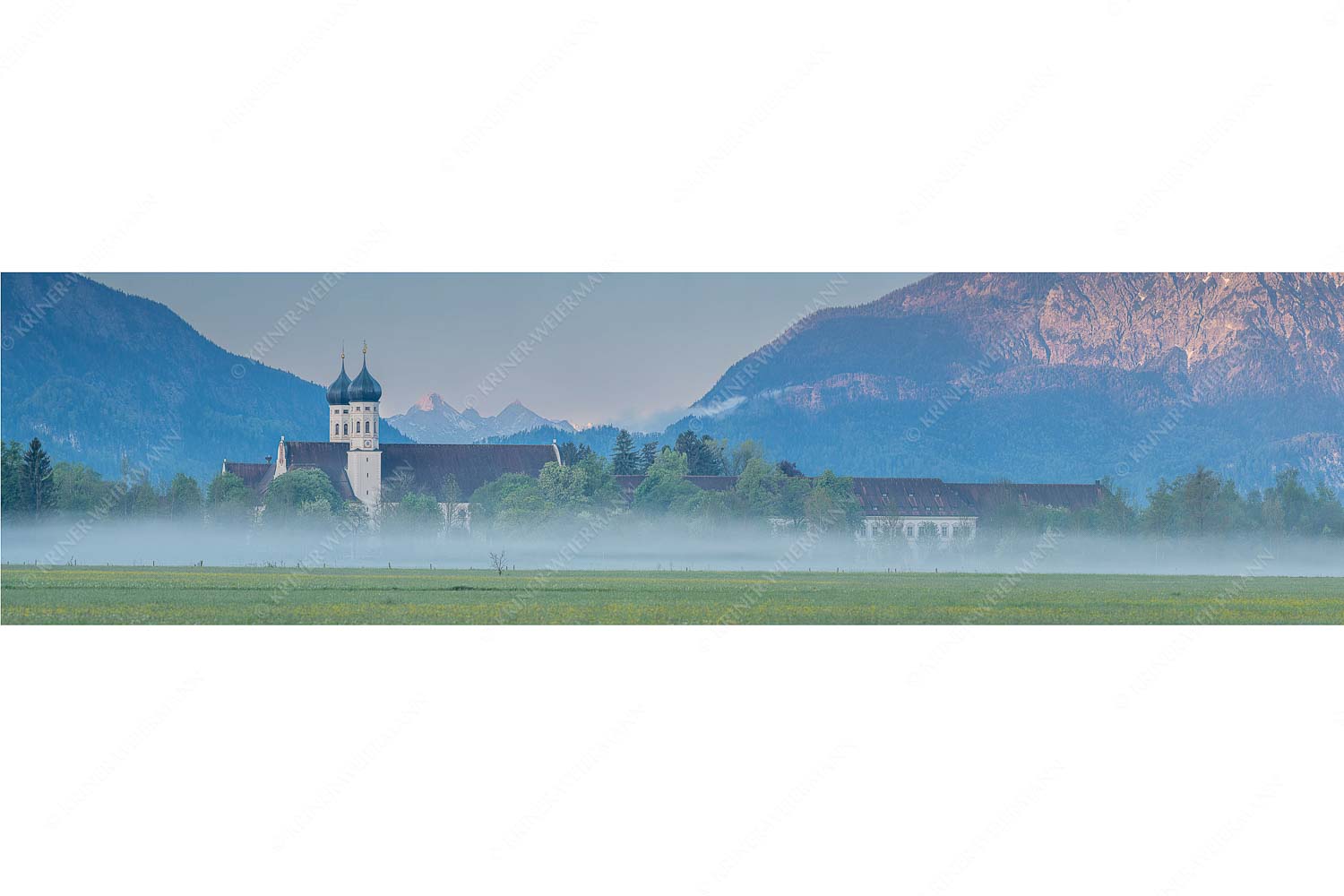 Kontemplation – Seitenverhältnis 4:1 — Kloster Benediktbeuern Morgenstimmung am Kloster in Benediktbeuern mit Blick auf die Arnspitzen