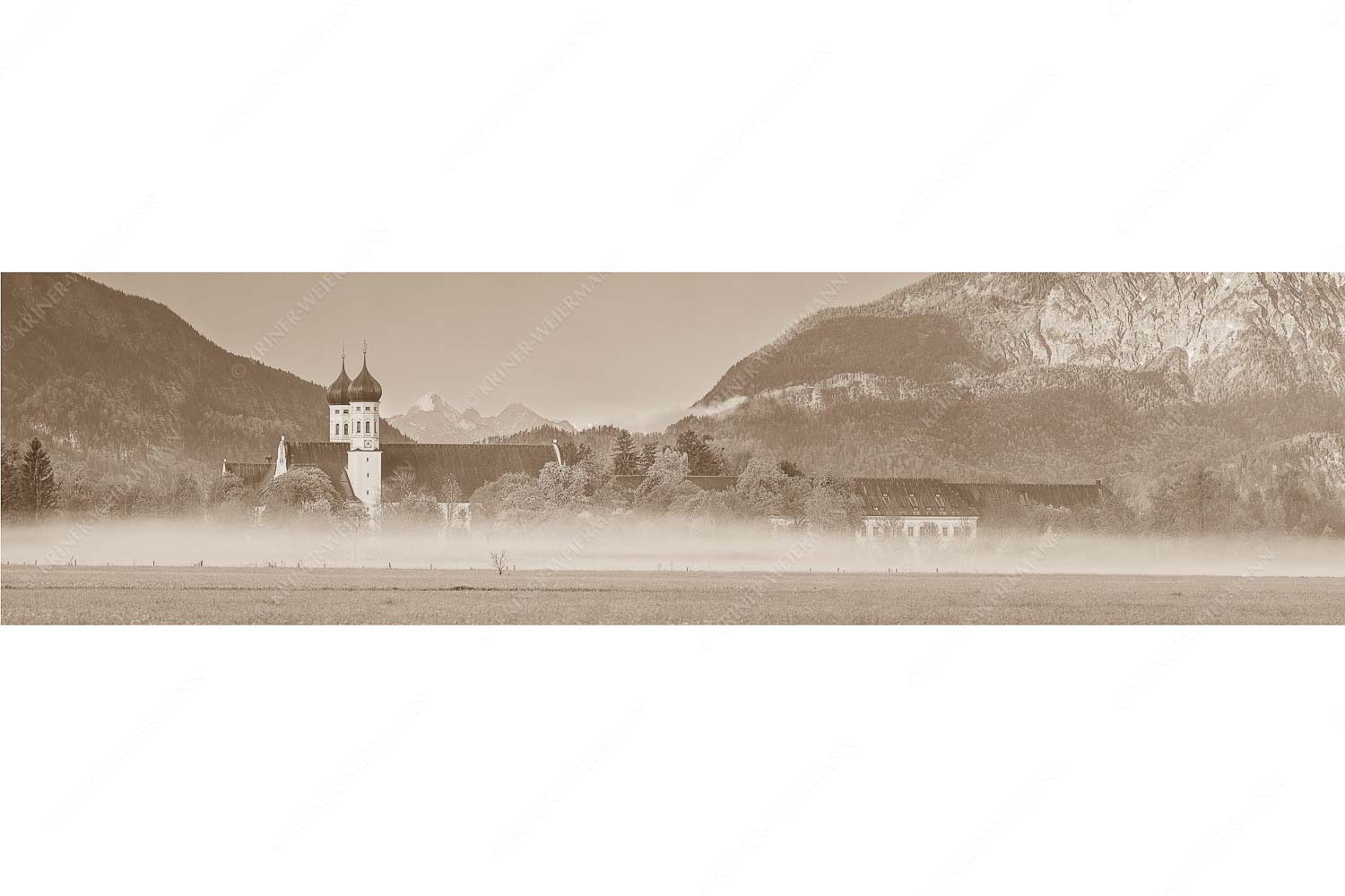 Kontemplation – Seitenverhältnis 4:1 — Kloster Benediktbeuern Morgenstimmung am Kloster in Benediktbeuern mit Blick auf die Arnspitzen