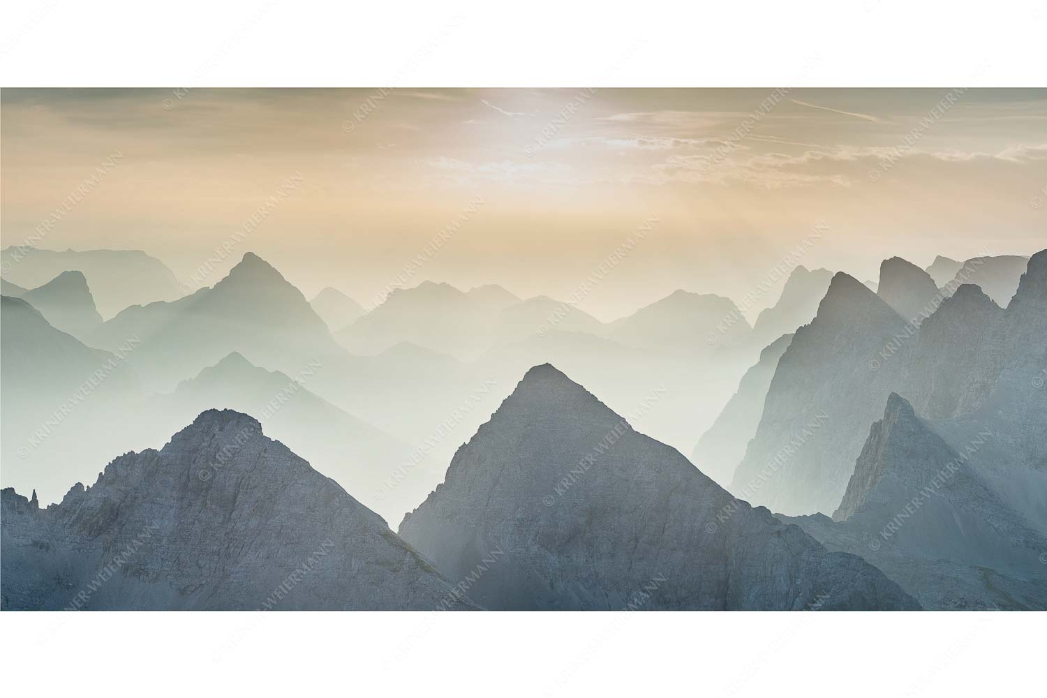 Konturen – Seitenverhältnis 2:1 — Silhouetten im Karwendel Blick über Moserkarspitze und Lalidererspitze in den Sonnenaufgang