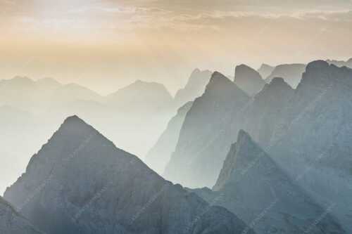 Blick über Moserkarspitze und Lalidererspitze in den Sonnenaufgang - Konturen - Seitenverhältnis 3:2 - Silhouetten im Karwendel - weitere Infos unter https://www.kriner-weiermann.de