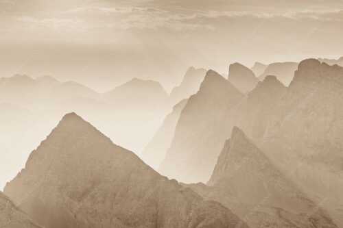 Blick über Moserkarspitze und Lalidererspitze in den Sonnenaufgang - Konturen - Seitenverhältnis 3:2 - Silhouetten im Karwendel - weitere Infos unter https://www.kriner-weiermann.de