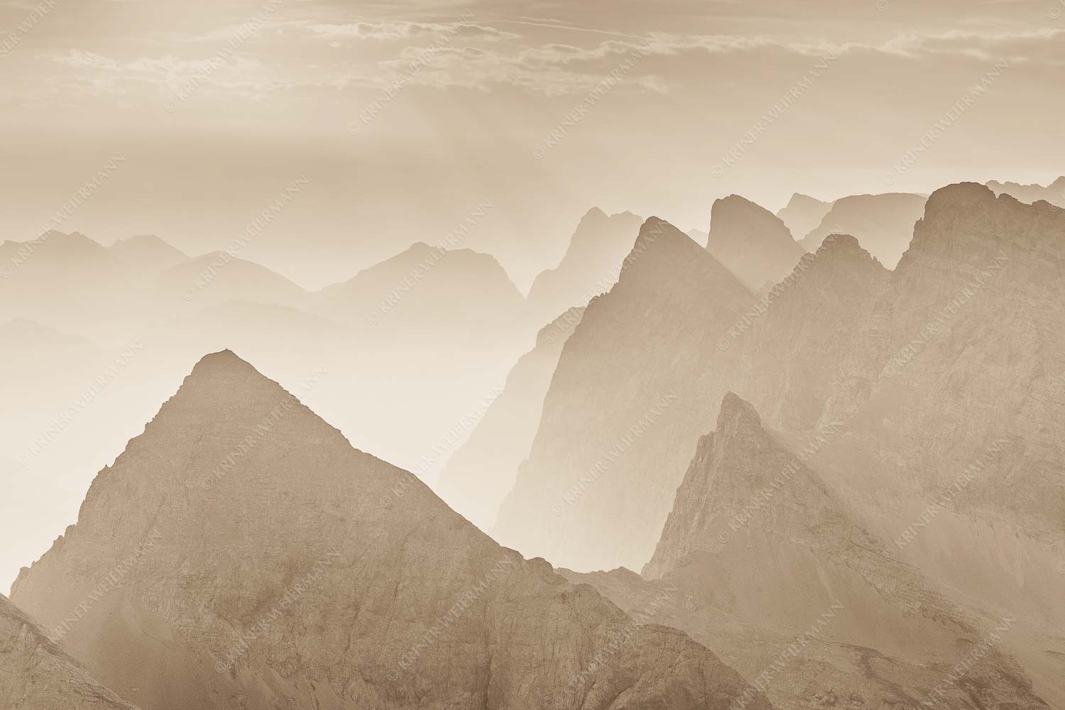 Konturen – Seitenverhältnis 3:2 — Silhouetten im Karwendel Blick über Moserkarspitze und Lalidererspitze in den Sonnenaufgang