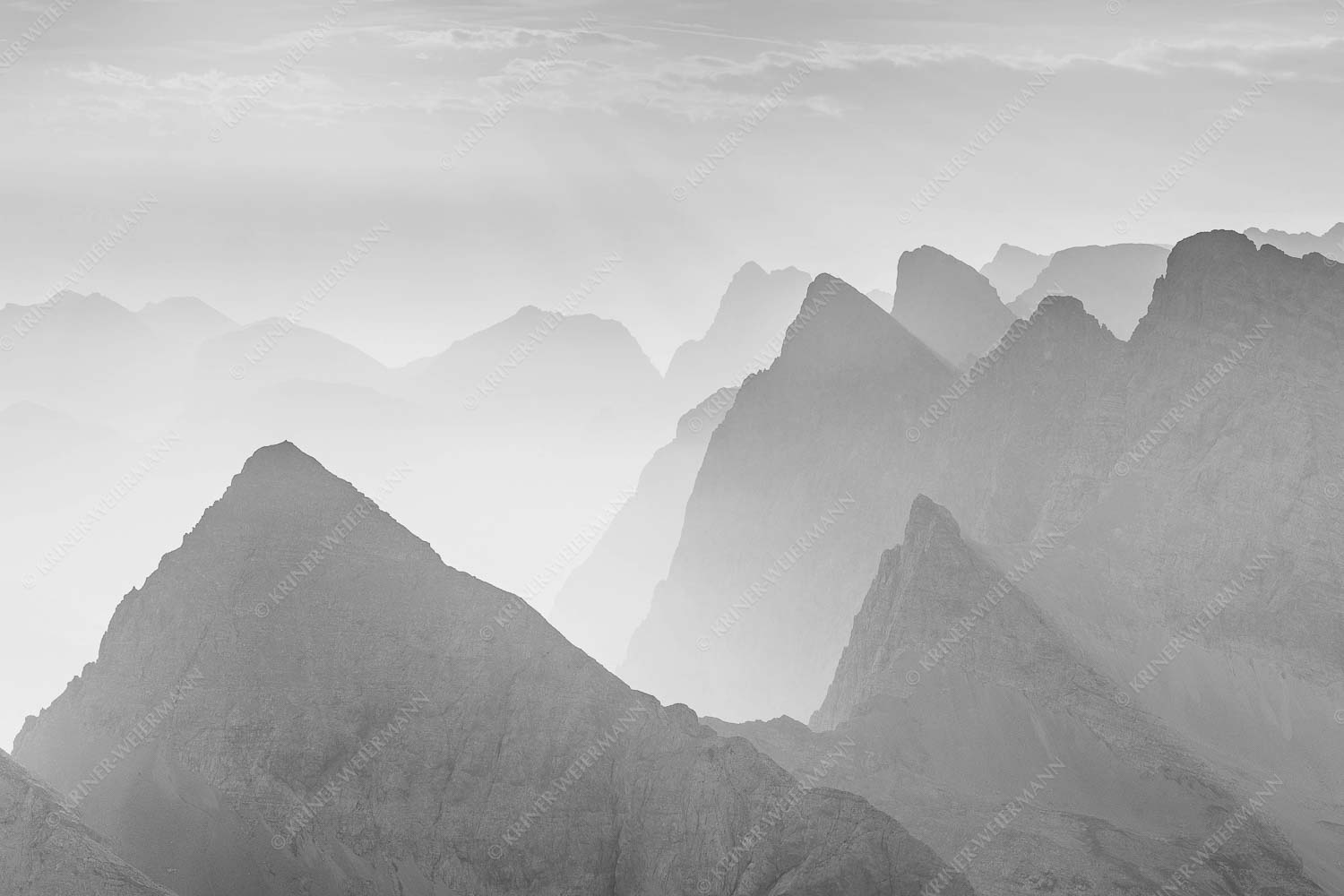 Konturen – Seitenverhältnis 3:2 — Silhouetten im Karwendel Blick über Moserkarspitze und Lalidererspitze in den Sonnenaufgang