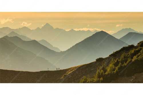 Eine Wanderung im Estergebirge mit Blick über Ammergebirge zu den Allgäuer Alpen - Kraftort II - Seitenverhältnis 2:1 - Wanderung mit Panorama - weitere Infos unter https://www.kriner-weiermann.de