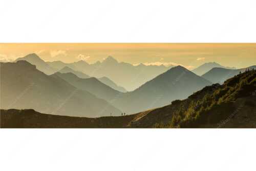 Eine Wanderung im Estergebirge mit Blick über Ammergebirge zu den Allgäuer Alpen - Kraftort II - Seitenverhältnis 3:1 - Wanderung mit Panorama - weitere Infos unter https://www.kriner-weiermann.de