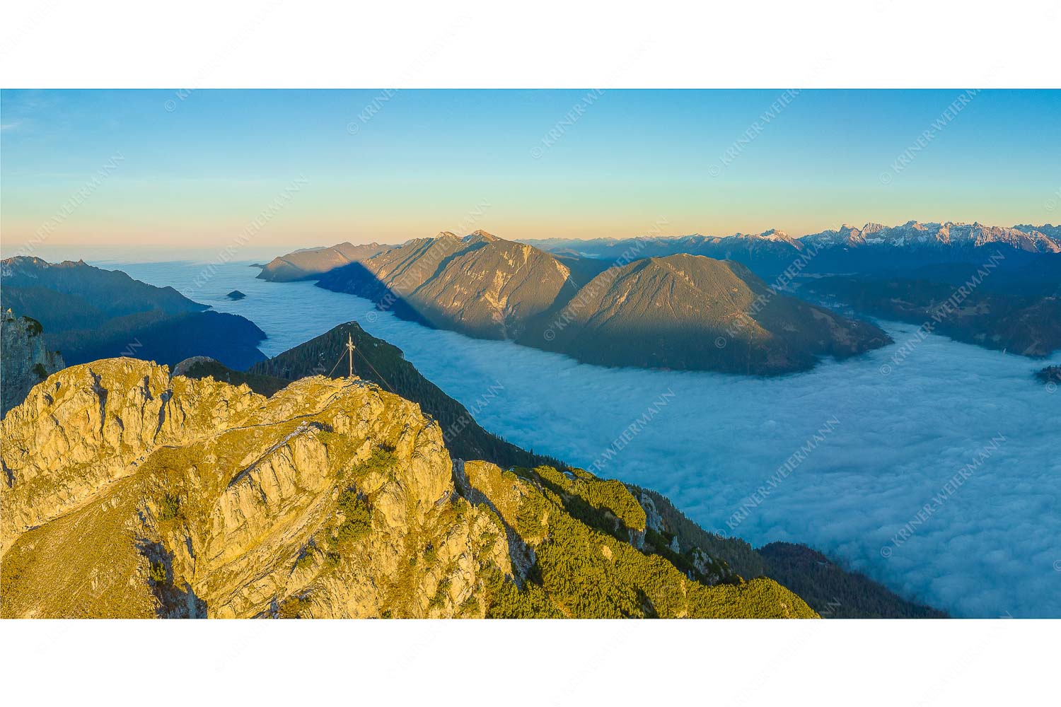 Kramer über Nebelmeer – Seitenverhältnis 2:1 — Loisachtal im Nebel Blick über Kramer und Nebelmeer im Loisachtal