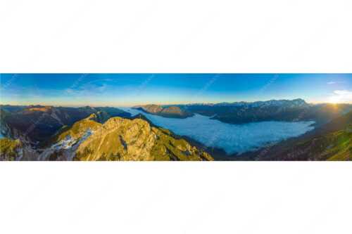 Blick über Kramer und Nebelmeer im Loisachtal - Kramer über Nebelmeer - Seitenverhältnis 4:1 - Loisachtal im Nebel - weitere Infos unter https://www.kriner-weiermann.de